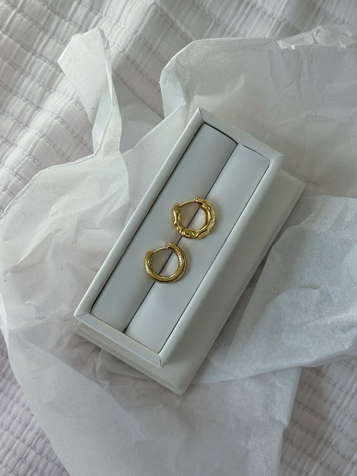 JOLIE LAYERING HOOPS (COMES W/ 2 PAIRS)