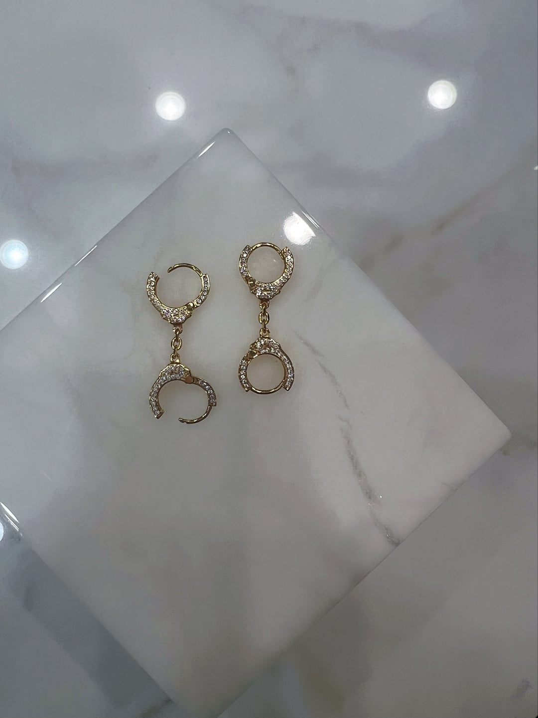 PAVÉ HANDCUFF HOOPS